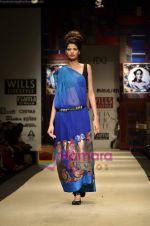 Model walks the ramp for Niki Mahajan show on Wills Lifestyle India Fashion Week 2011-Day 4 in Delhi on 9th April 2011 (137).JPG